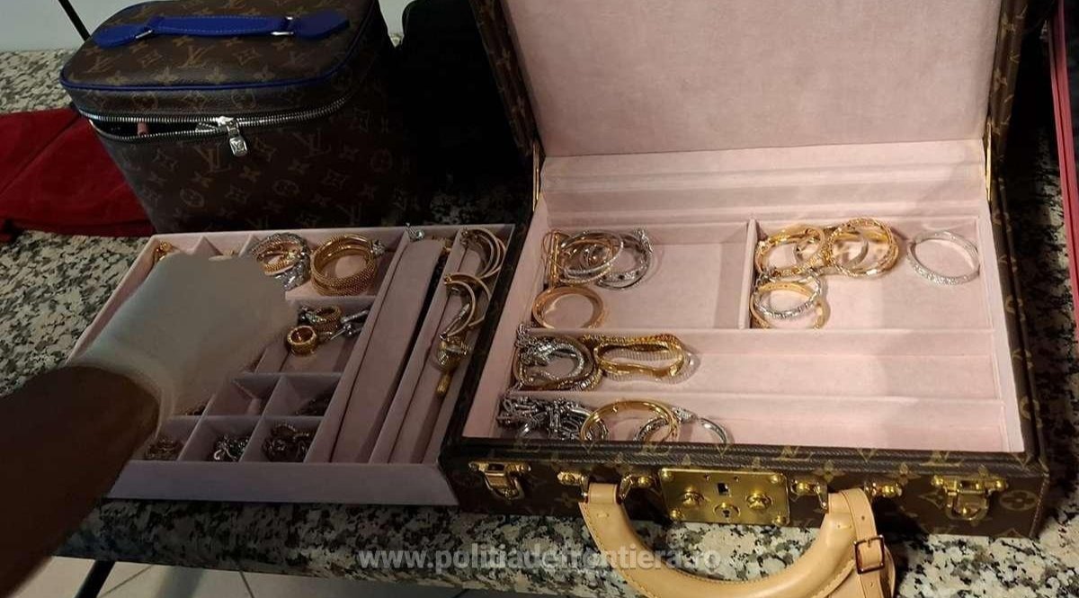 Doi vămăși au fost prinși în timp ce încercau să introducă ilegal în România bijuterii și sume uriașe de bani, transportate din Dubai, fiind estimate la aproximativ 3 milioane de euro