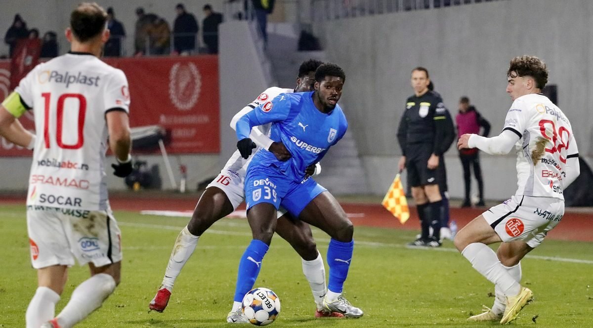 Steven Nsimba, pe marginea terenului la Craiova: Refuzul care îngrijorează fanii Atacantul francez Steven Nsimba, jucător ce a impresionat la Universitatea Craiova după transferul său, nu a fost folosit în ultimele două partide oficiale, ceea ce a stârnit controverse în rândul suporterilor