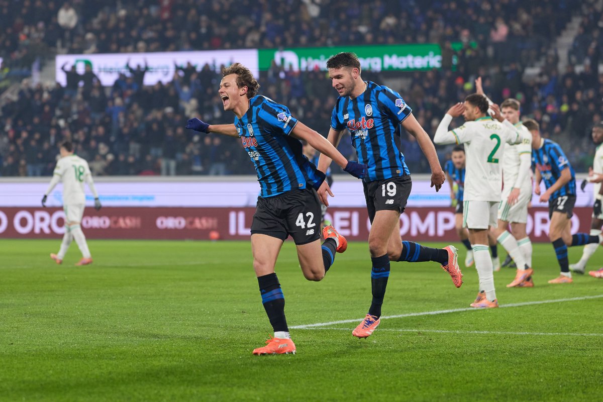 Atalanta se impune în fața lui Roma, 1-0, în meciul controversat de la Bergamo Atalanta a obținut o victorie importantă pe teren propriu, învingând AS Roma cu 1-0 într-un meci marcat de controverse și decizii discutabile ale arbitrilor