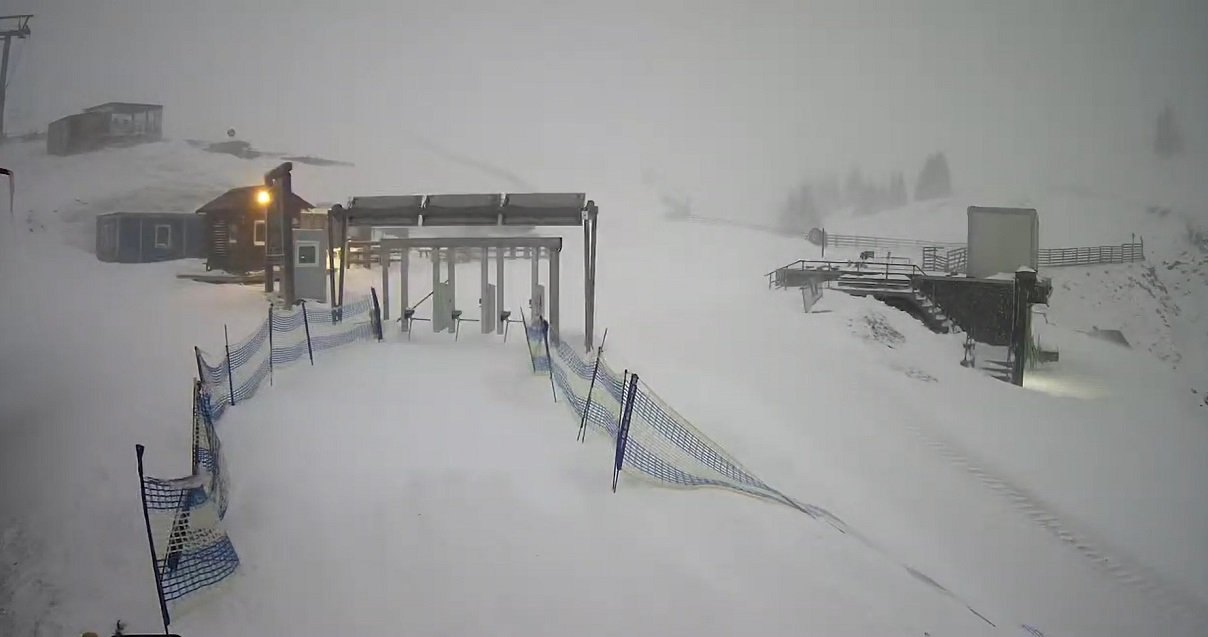Vremea extremă de pe muntele din stațiunea Sinaia a continuat să pună probleme sistemului de transport pe cablu, impunând restricții suplimentare și generând întârzieri în funcționare, în ciuda eforturilor operatorilor de a menține serviciile în condiții de siguranță