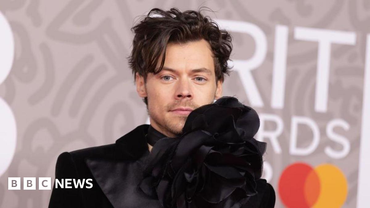 Harry Styles stârnește foamea fanilor pentru un nou album Harry Styles, cunoscutul artist britanic, a stârnit recent un val de entuziasm în rândul fanilor săi, făcând aluzie la un posibil nou album, marcat de celebra frază „We belong together”