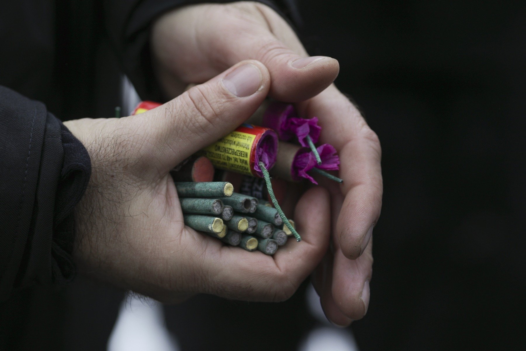 Un adolescent român de 17 ani a ajuns în stare critică după ce a fost grav rănit în urma exploziei unei petarde în noaptea de Revelion, în Italia