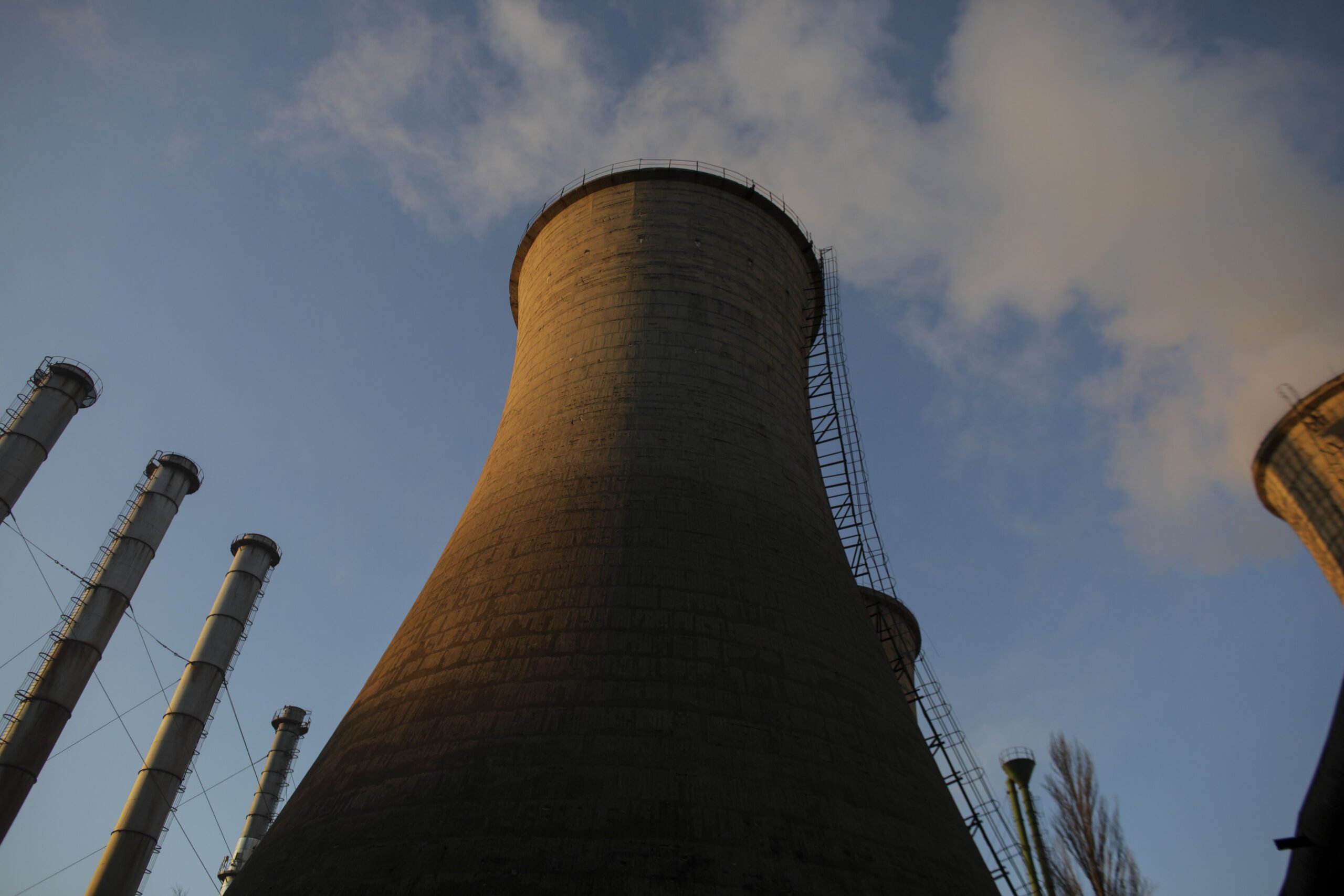 Episod de criză în sistemul de termoficare al Bucureștiului: CET București Sud și-au reluat funcționarea după o avarie majoră În primele zile ale anului 2026, bucureștenii au avut parte de o nouă încercare care a scos la iveală vulnerabilitățile sistemului de termoficare al capitalei