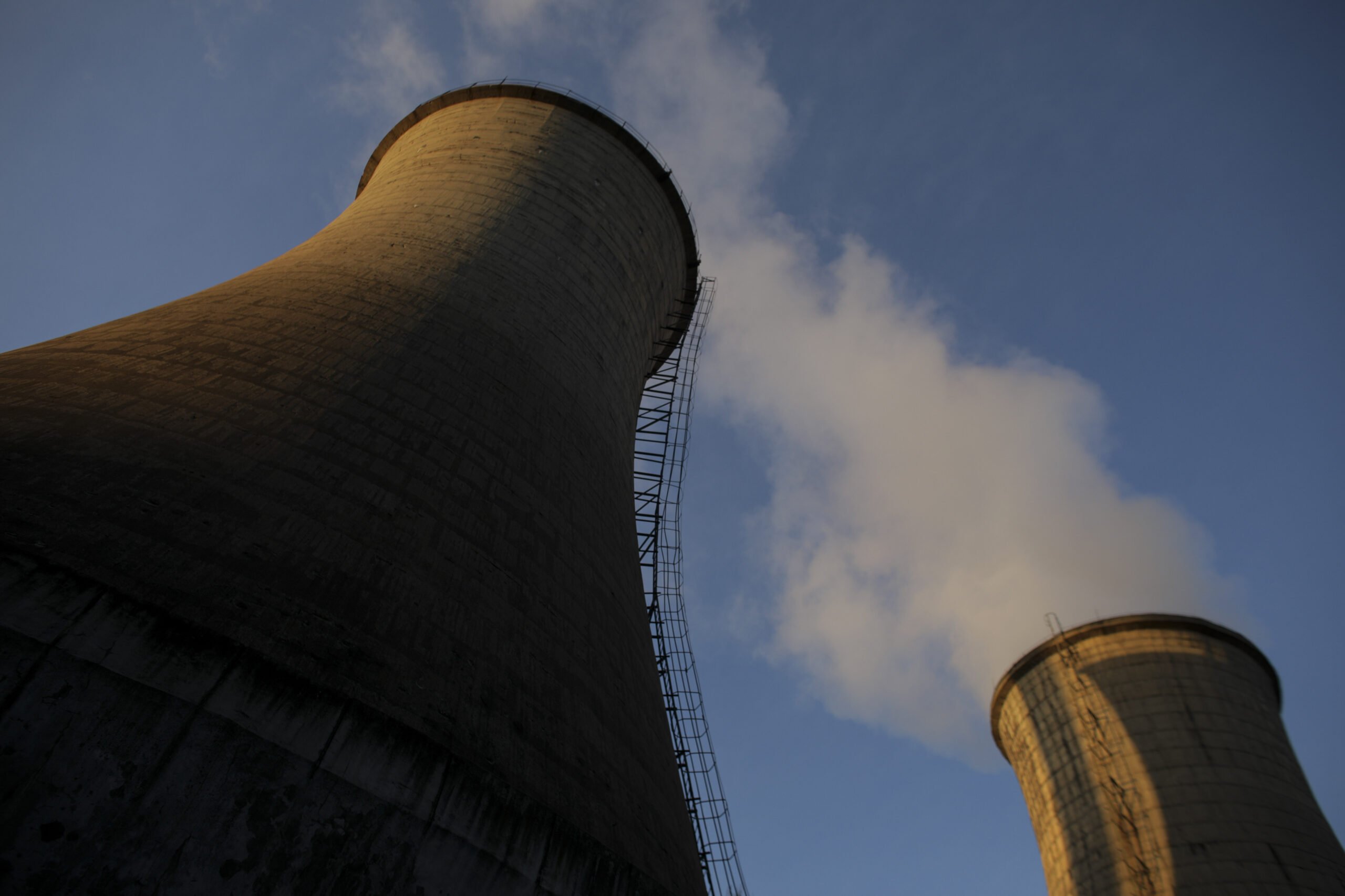 Centralele Elcen funcționează în parametri de avarie, alimentând orașul cu apă caldă și căldură într-un regim de stres extrem