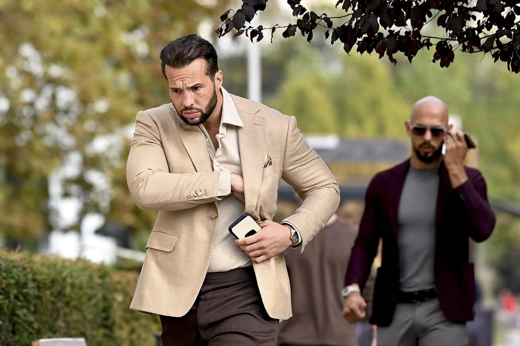 Primarul din Miami Beach, reacție vehementă după viralizarea videoclipului cu influenceri scandând sloganuri naziste Scenele șocante dintr-un club de noapte din Miami Beach au devenit subiect de discuție națională și internațională, după ce un videoclip în care mai mulți influenceri scandau sloganuri asociate cu ideologia nazistă a devenit viral pe platformele de socializare