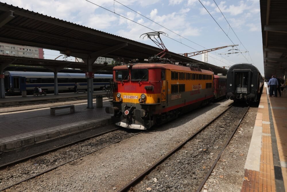 Traficul feroviar din Gara de Nord a fost în această dimineață marcat de întârzieri semnificative, unele de peste două ore, cauzate cel mai probabil de probleme tehnice sau condiții meteo nefavorabile