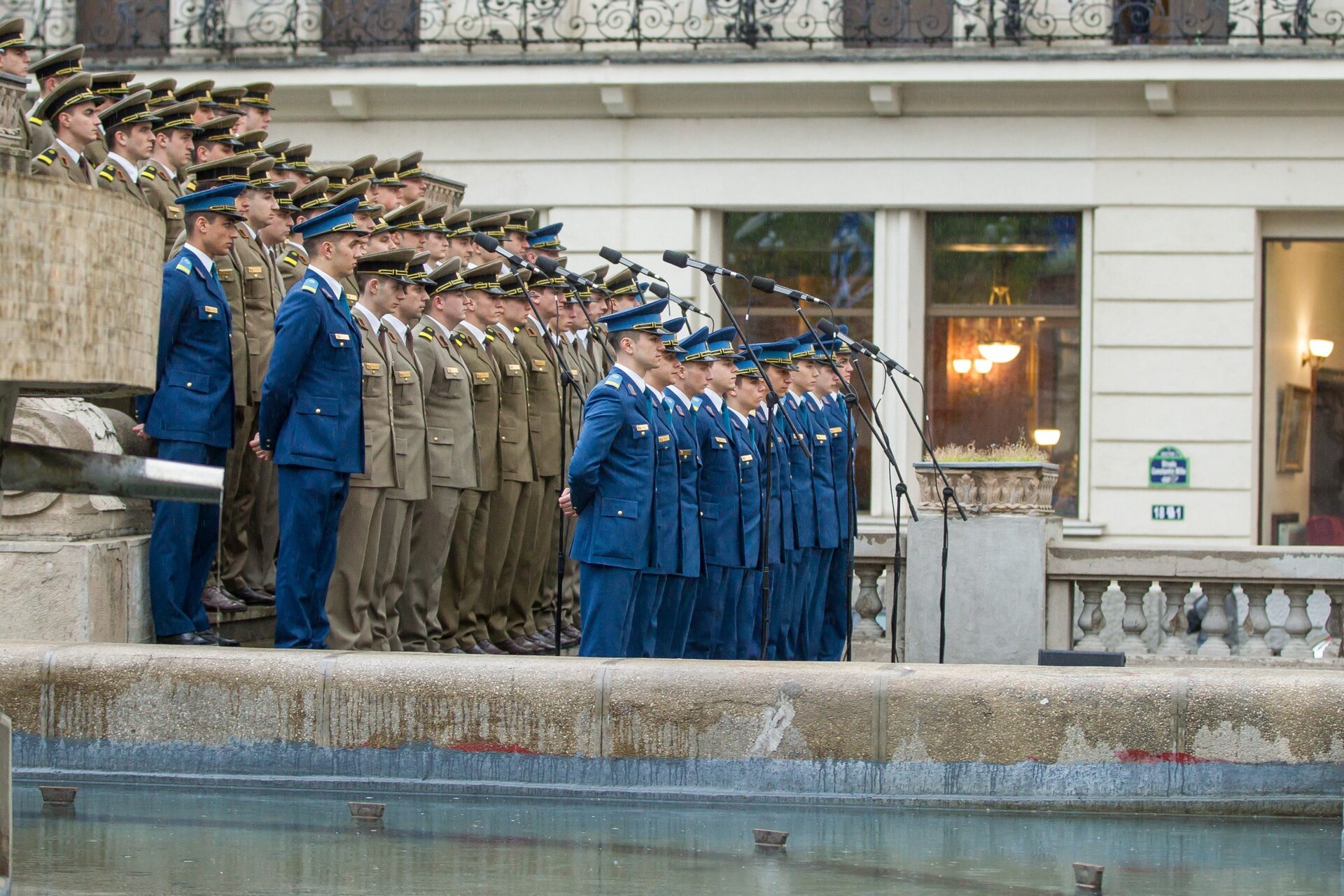 Bugetarii care beneficiază de pensii speciale își vor reduce pensia cu 85% pentru a rămâne la stat Guvernul României a discutat joi, în primă lectură, un proiect legislativ care va modifica semnificativ statutul bugetarilor cu pensii speciale care doresc să continue să lucreze în sistemul public