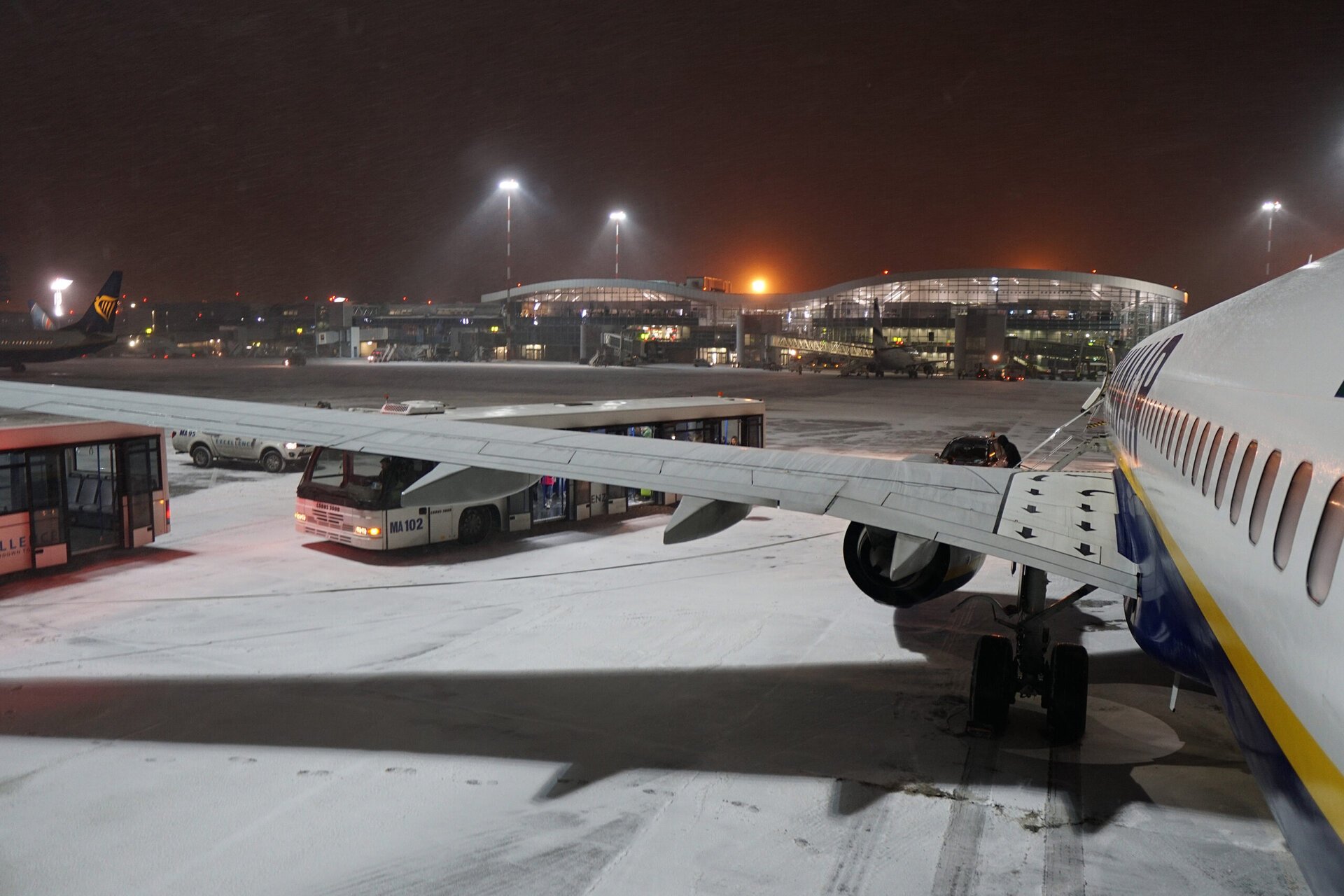 Traficul aerian de pe aeroporturile din București, Henri Coandă și Băneasa, funcționează în condiții de iarnă, după ninsorile abundente căzute sâmbătă noaptea, anunță oficialii