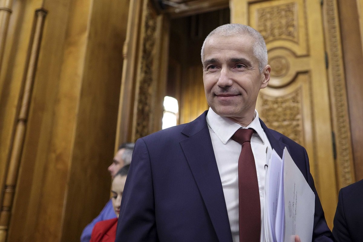 Ministrul Justiției, Radu Marinescu, a declarat marți seara că autoritățile nu dispun de suficiente resurse pentru a asigura paza deținuților care beneficiază de permisii de ieșire, după evadarea recentă a unui deținut cu cetățenie turcă, din Penitenciarul Rahova