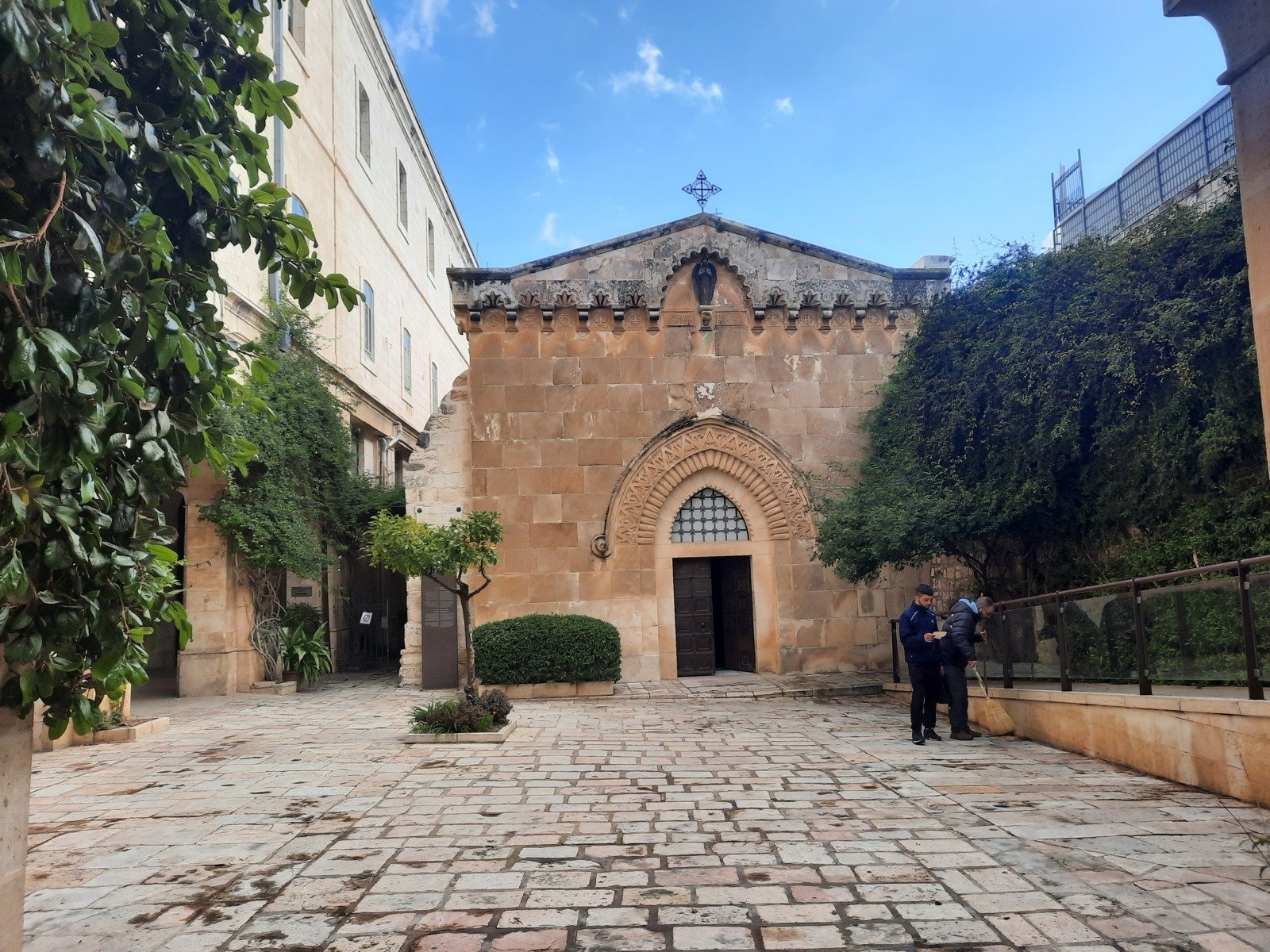 Descoperire arheologică remarcabilă în Ierusalim: un pandantiv vechi de peste 1.300 de ani O recentă săpătură arheologică în perimetrul Muntelui Templului, din Ierusalim, a adus la lumină un artefact deosebit de valoros, ce promite să ofere noi perspective asupra istoriei și culturii din Orientul Apropiat medieval