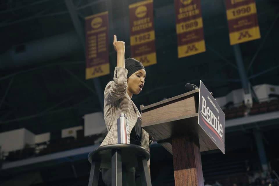 Imagini alarmante în Minnesota: Ilhan Omar, atacată la un miting după discursul despre demisia unui oficial Trump Un incident grav a zguduit scena politică americană, marți seară, într-un context tensionat generate de dezbateri legate de securitatea națională și administrația Trump