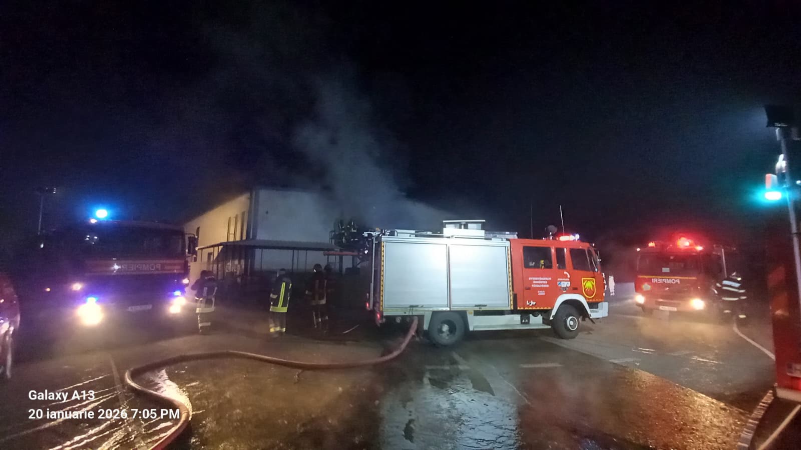 Incendiu devastator la abatorul din Gheorgheni: doi răniți, dar pagubele sunt mai mari decât se pare Un incendiu serios a cuprins miercuri hala de producție a unui abator din municipiul Gheorgheni, Harghita, punând în pericol nu doar sănătatea angajaților, ci și stabilitatea unei unități esențiale pentru economia locală