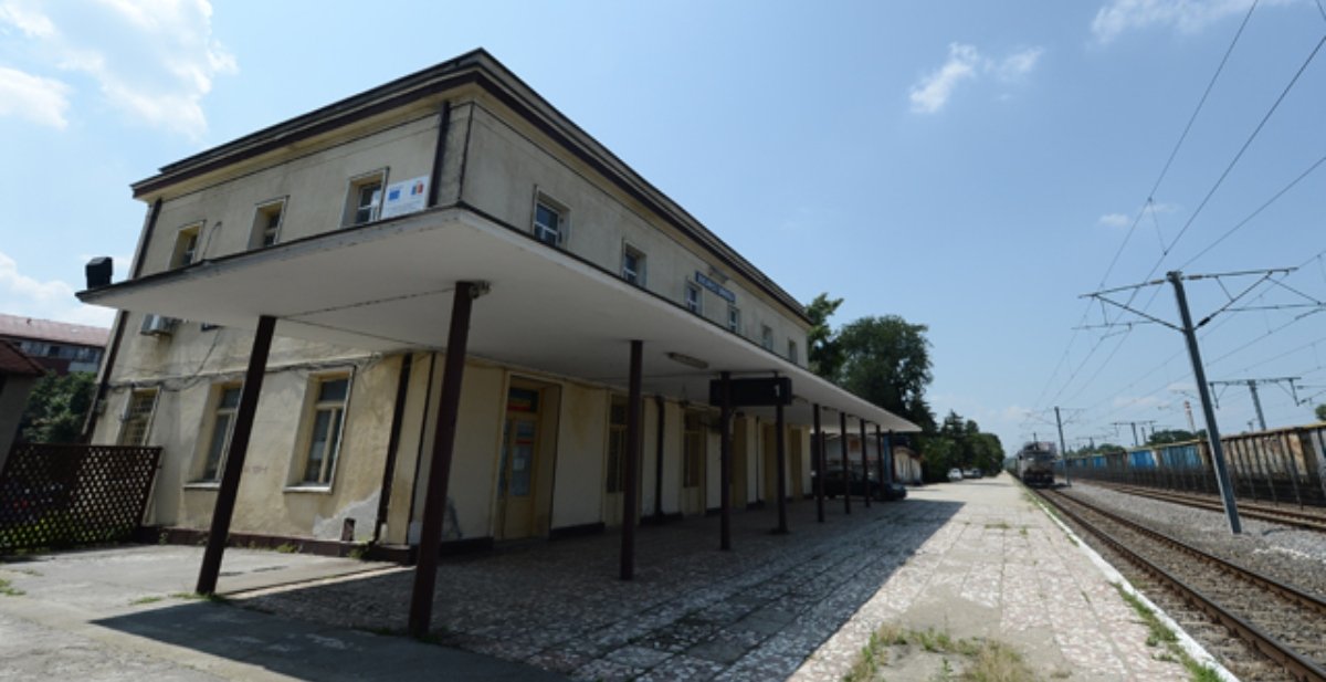 Un incident feroviar aparent simplu, dar revelator pentru vulnerabilitățile sistemului de siguranță din infrastructura feroviară din România a ieșit recent la lumină, după ce autoritățile au publicat un raport detaliat despre o eroare care putea avea consecințe mult mai grave