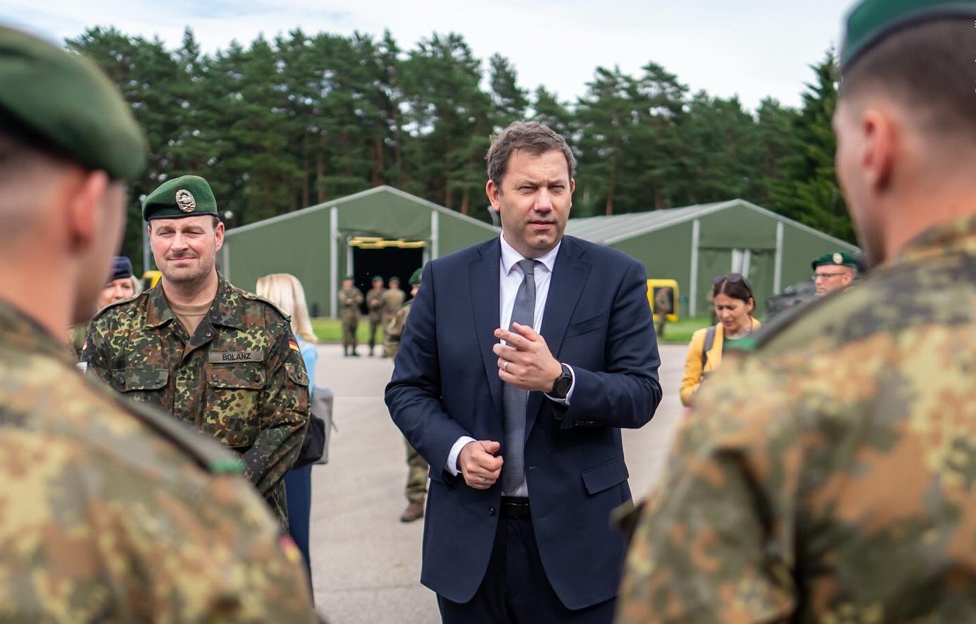 Europa în fața unei crize a încrederii: relația transatlantică amenințată de tensiuni și noi provocări Într-un climat internațional marcat de conflicte, instabilitate și o poziție tot mai assertivă a Rusiei și Chinei, Uniunea Europeană se află acum sub o presiune fără precedent de a-și redefinească rolul și strategiile de securitate