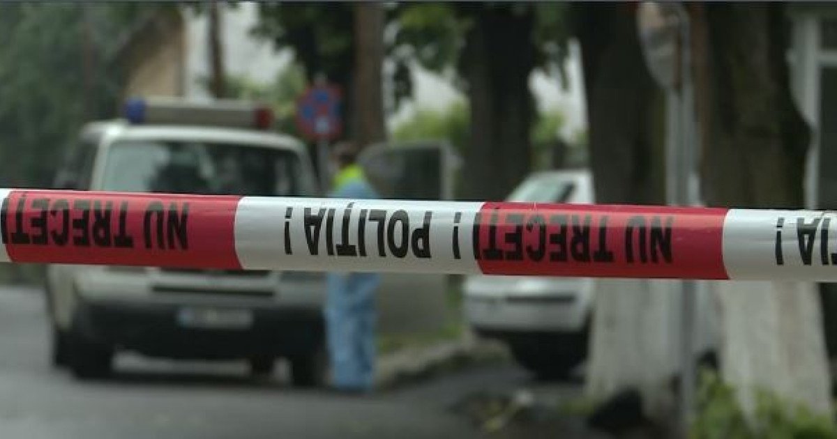 Băiat de 15 ani găsit mort în Timiș, doi adolescenți reținuți Un tragic incident a zguduit comunitatea din județul Timiș, unde un băiat de 15 ani a fost găsit mort, după ce a fost dat dispărut