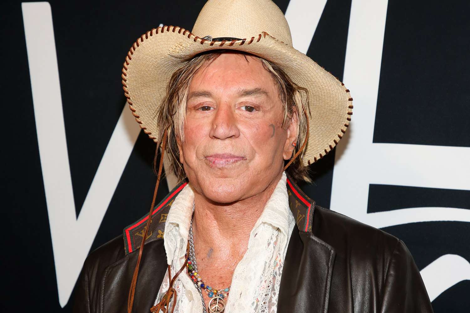 Mickey Rourke, în dificultate financiară: O datorie de 59.100 de dolari pentru chirie Actorul și fostul boxer Mickey Rourke se află în centrul unei controverse legate de neplata chiriei, acuzat că datorează 59.100 de dolari pentru locuința sa din Los Angeles