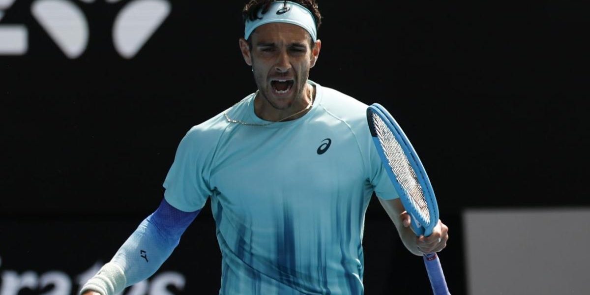 Musetti ko contro Djokovic, si infortuna dopo 2 set dominati