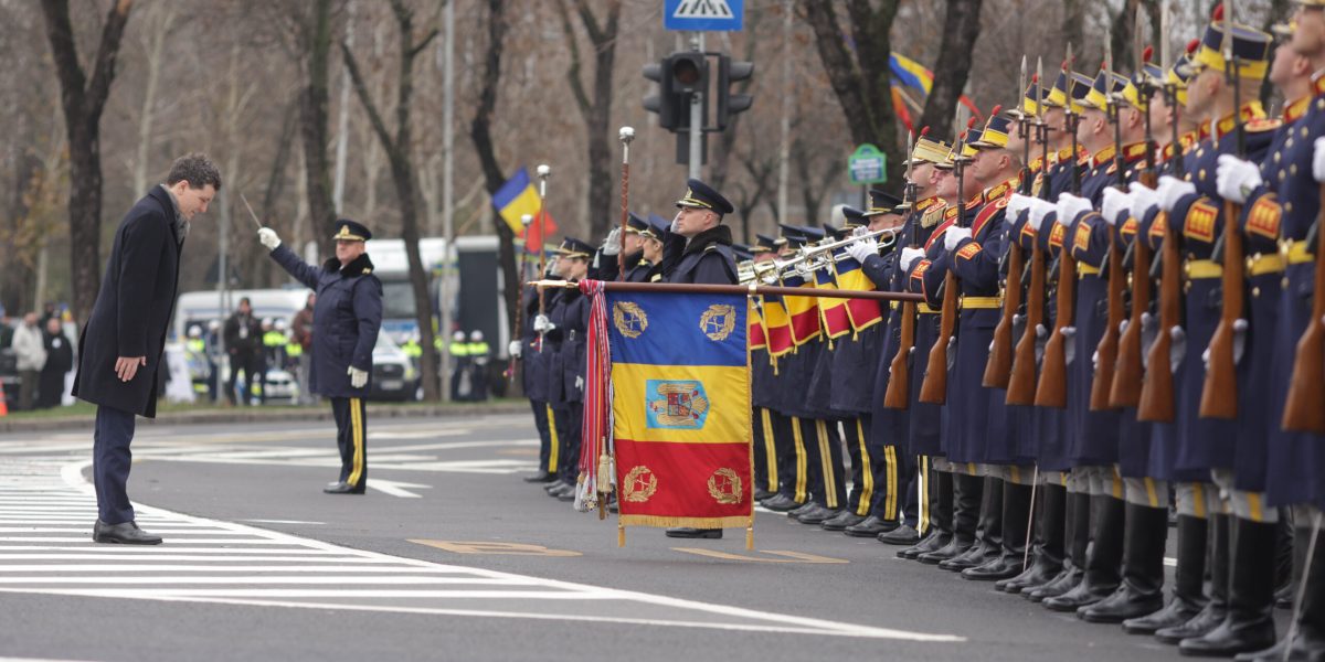 Nicusor-Dan-militari-soldati-scaled.jpg - ReactMedia