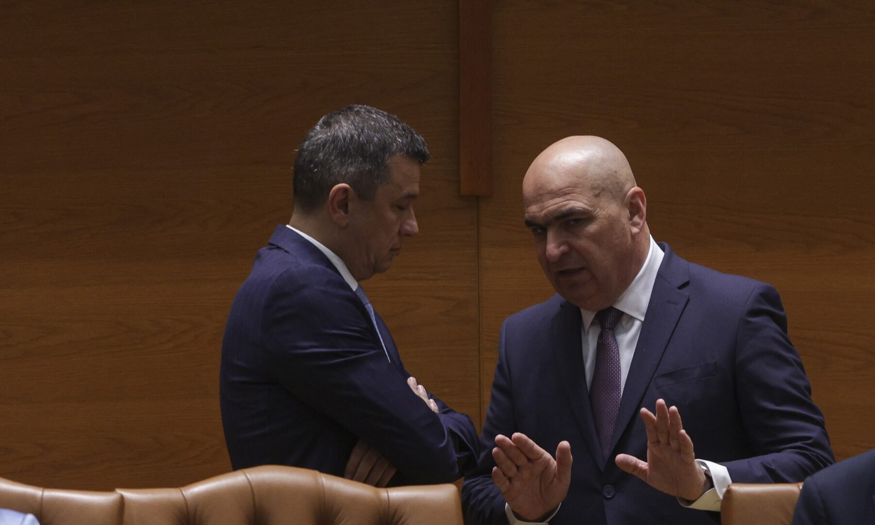 Premierul Ilie Bolojan avertizează asupra incertitudinii politice din România, exprimându-și disponibilitatea de a suporta scenarii variate în cadrul guvernării, dar subliniind totodată importanța stabilității pentru binele țării