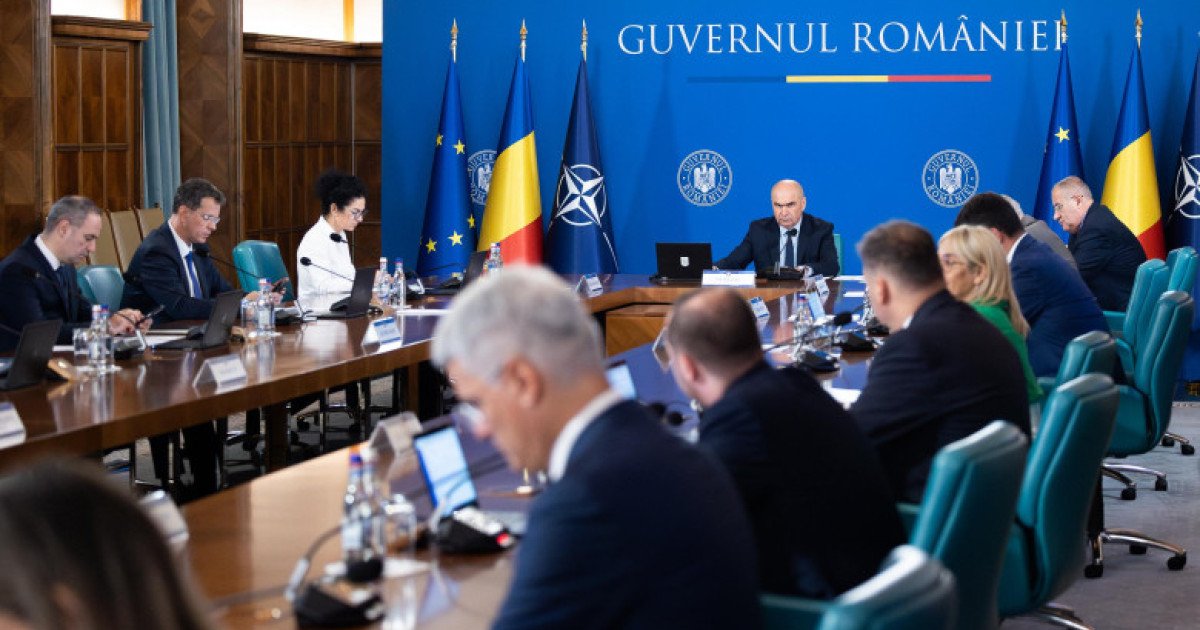 Guvernul a discutat despre interzicerea cumulului pensie-salariu pentru bugetari Într-o ședință desfășurată joi la Palatul Victoria, Guvernul român a discutat în primă lectură un proiect de lege ce prevede interzicerea cumulului pensie-salariu pentru angajații din sistemul public care beneficiază de pensii speciale