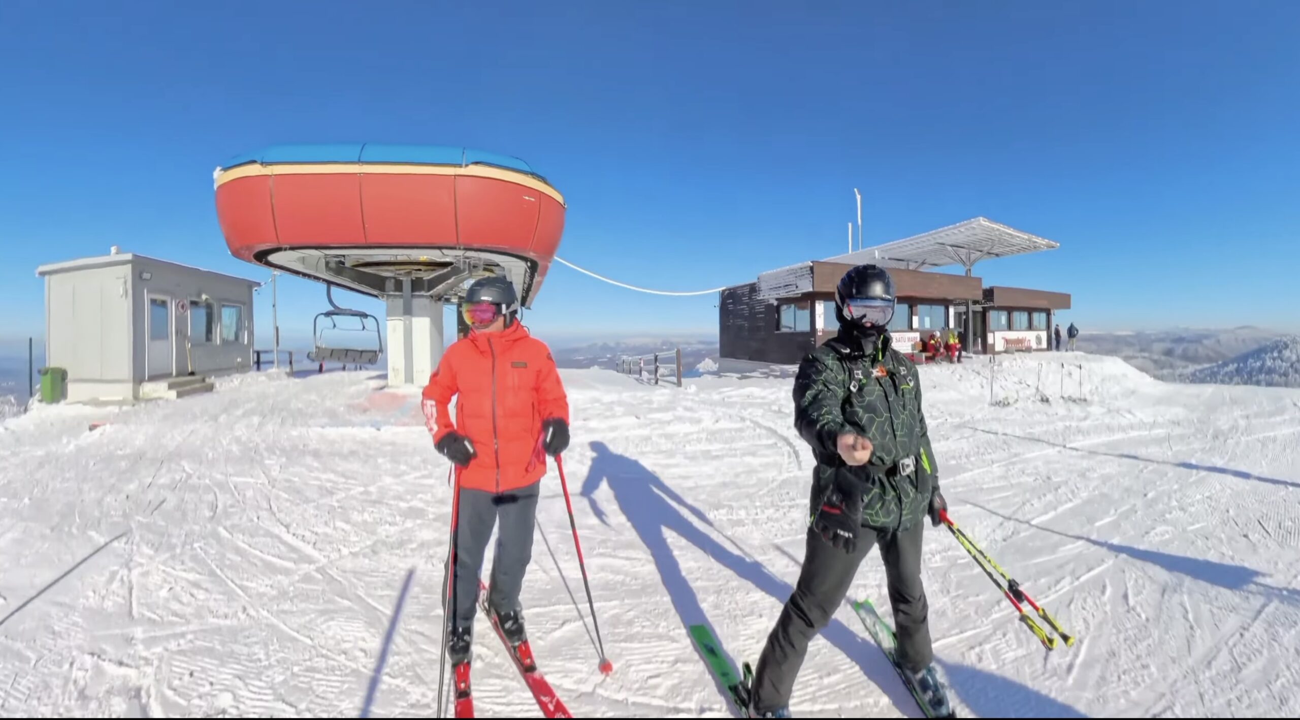 Sezonul de schi în județul Satu Mare începe cu deschiderea pârtiilor de la Luna Șes, prima din regiune care își va primi schiorii în 2023 După o perioadă de pregătire și așteptări, sezonul de iarnă cu școala și sporturile de iarnă se deschide oficial în județul Satu Mare