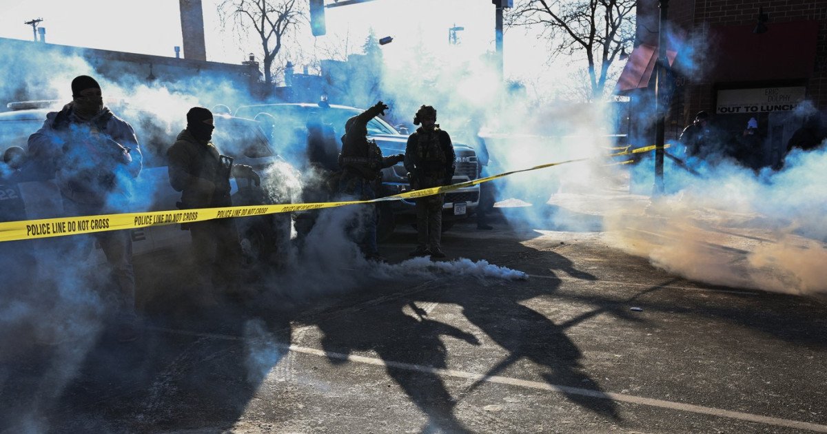 Ciocniri violente la Minneapolis după împușcarea unui cetățean american de către agenți federali Un bărbat de 37 de ani a fost împușcat mortal de agenți ai Departamentului Securității Interne, în timpul unei operațiuni de combatere a imigrației ilegale, provocând tensiuni considerabile în comunitatea din Minneapolis