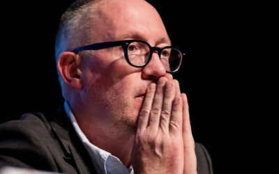 "Cine sunteți voi să mă întrebați așa ceva?"