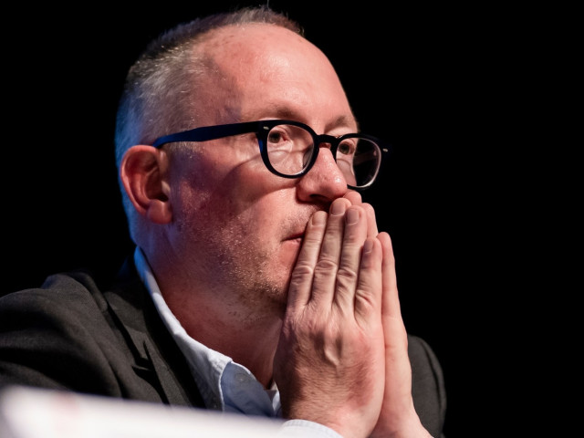 "Cine sunteți voi să mă întrebați așa ceva?"