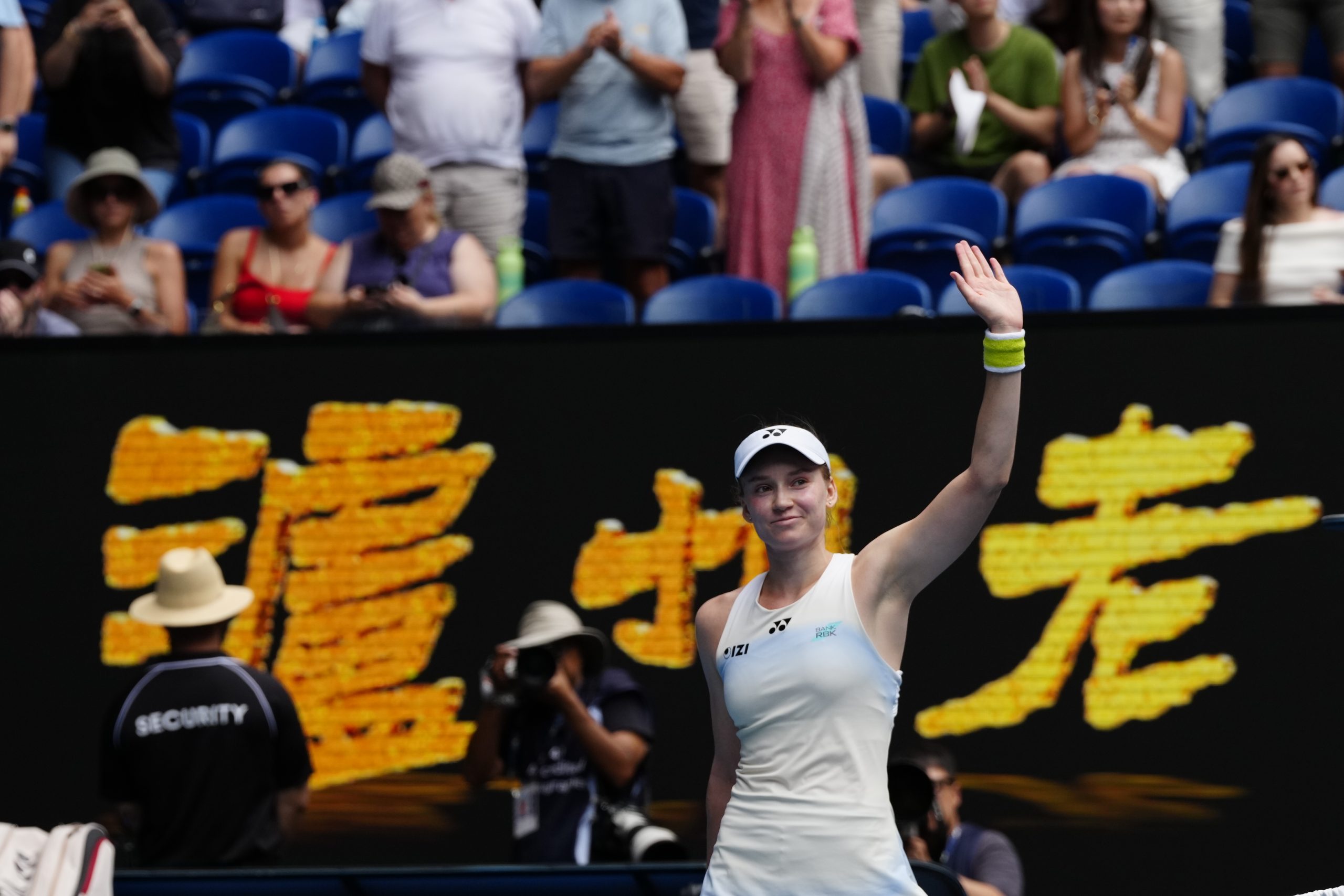 Elena Rybakina, o victorie surpriză în semifinalele Australian Open Elena Rybakina a reușit să se impună în fața numărului doi mondial, Iga Swiatek, avansând astfel în semifinalele Australian Open, după o partidă dramatică ce s-a încheiat cu scorul de 7-5, 6-1