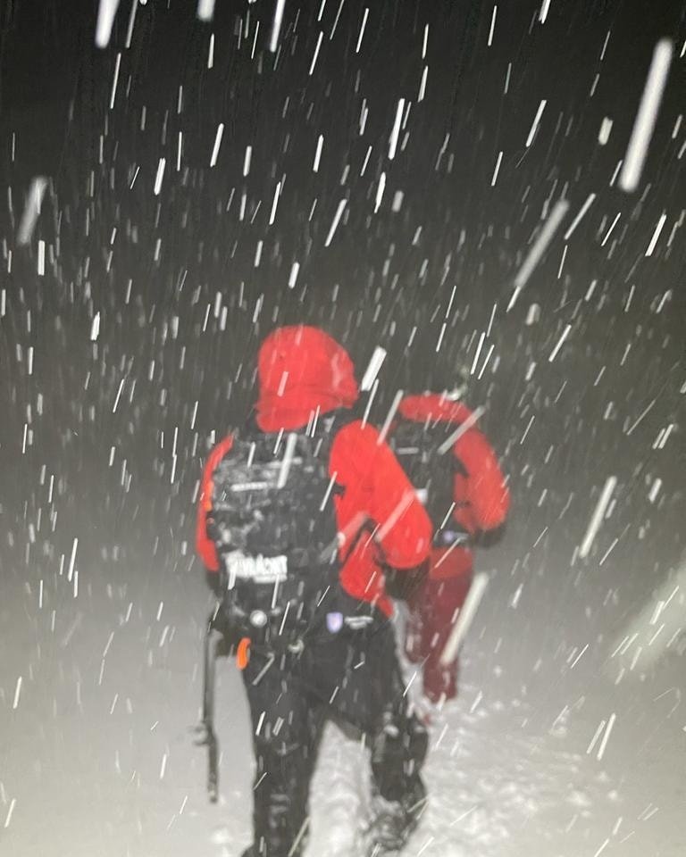 Salvamontiștii din Maramureș au reușit să dea o veste bună după o noapte plină de emoții: un bărbat ucrainean în vârstă de 31 de ani, dat dispărut după ce a trecut granița în mod ilegal, a fost găsit în viață, în condiții extrem de dificile, într-una dintre zonele montane greu accesibile