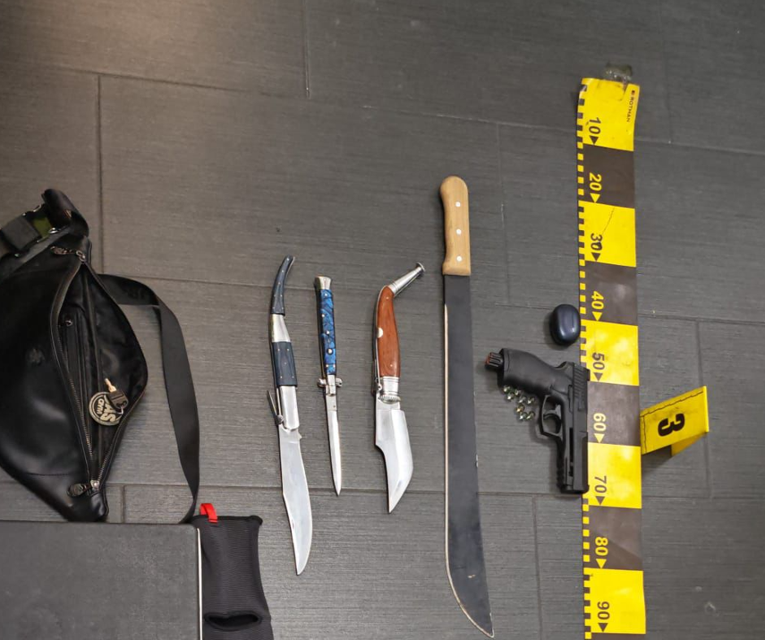 Scandal violent într-o sală de fitness din Sectorul 6: Sapte tineri reținuți pentru port de obiecte periculoase Un scandal violent s-a desfășurat joi, 29 ianuarie, în incinta sălii de fitness SAS Gym din Drumul Taberei, Sectorul 6, soldându-se cu reținerea a șapte tineri cu vârste între 16 și 25 de ani