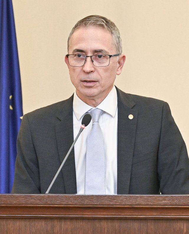 Mugur Tolici preia conducerea Direcției de Emisiune și Tezaur a BNR Mugur Tolici, în vârstă de 56 de ani, va prelua funcția de director al Direcției de Emisiune și Tezaur a Băncii Naționale a României (BNR) începând cu 1 februarie