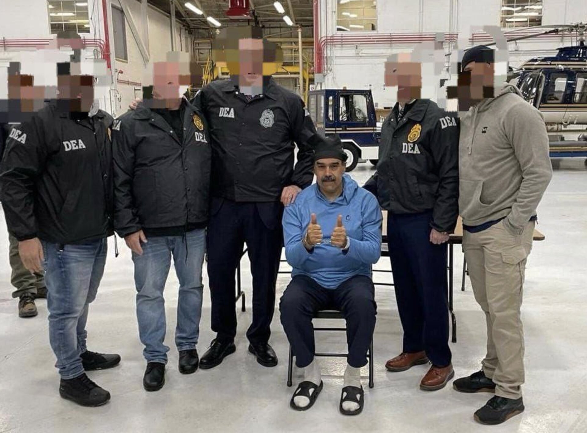 Nicolás Maduro, președintele Venezuelei, s-a aflat sâmbătă seara în centrul unui eveniment despre care puțini se așteptau să îl vadă în această lumină: escortat spre o închisoare de maximă siguranță din New York și adresând cu umor și ironie oficialilor americani un „noapte bună” și un „La mulți ani”