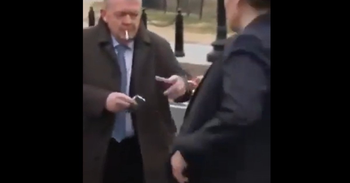 Stresul diplomatic: miniștri din Danemarca și Groenlanda surprinși în ipostază nervoasă Un videoclip devenit viral arată miniștrii de externe ai Danemarcei și Groenlandei fumând țigări în fața Casei Albe, după ce și-au exprimat opoziția față de planul președintelui american de a achiziționa Groenlanda