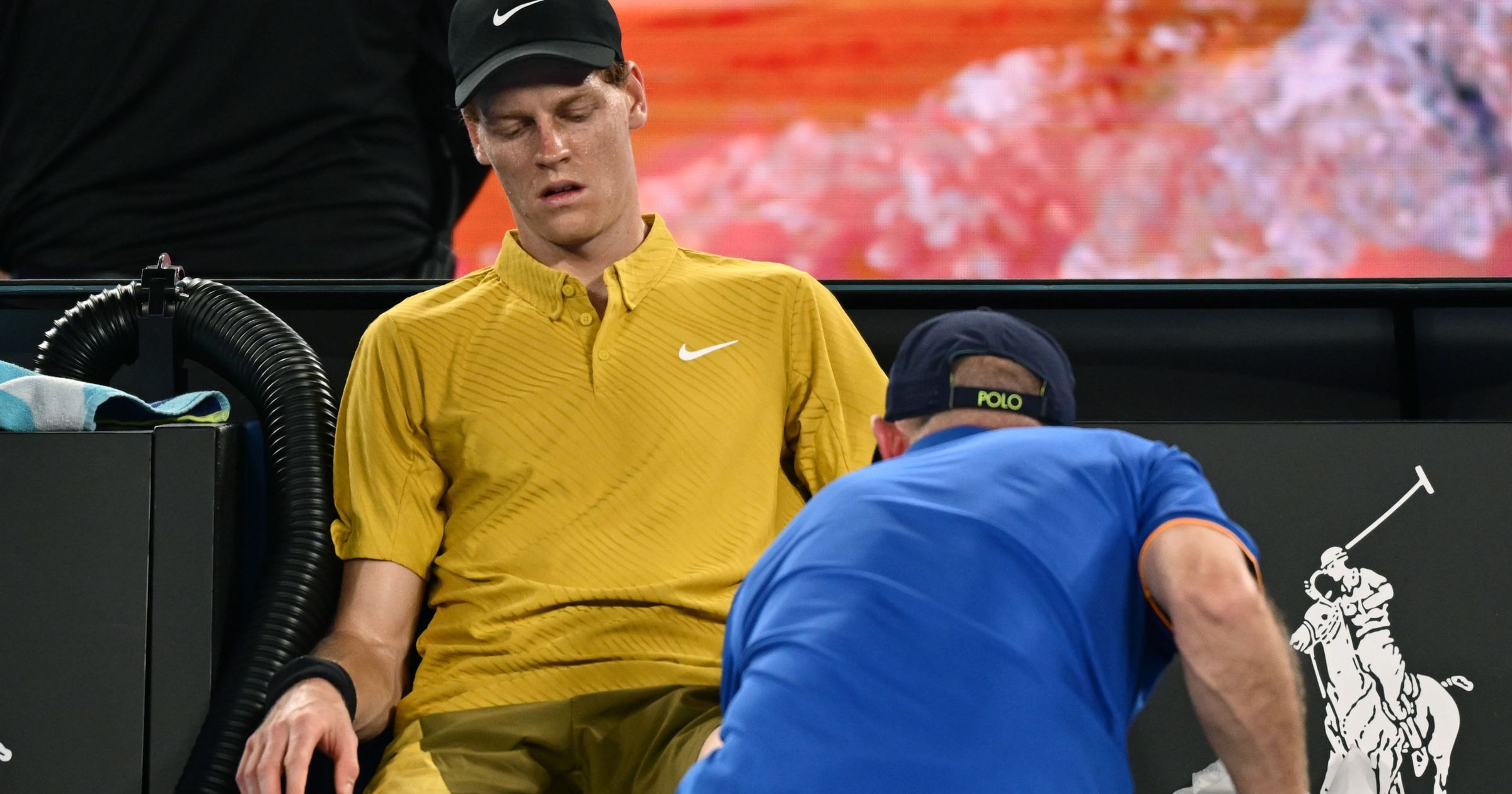 Jannik Sinner, Salvat de Organizatori la Australian Open Jannik Sinner a avut parte de o confruntare dramatică în turul III al Australian Open, fiind nevoit să ceară îngrijiri medicale din cauza crampele care l-au afectat pe parcursul meciului cu americanul Eliot Spizzirri