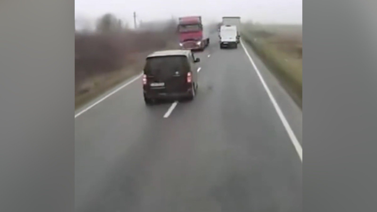 Sistemul de asistență la menținerea benzii, respins ca motiv al tragediei din Timiș Accidentul tragic din județul Timiș, în care șapte persoane și-au pierdut viața, nu ar fi putut fi cauzat de sistemul de asistență la menținerea benzii de circulație, susține pilotul Titi Aur, expert în conducere defensivă