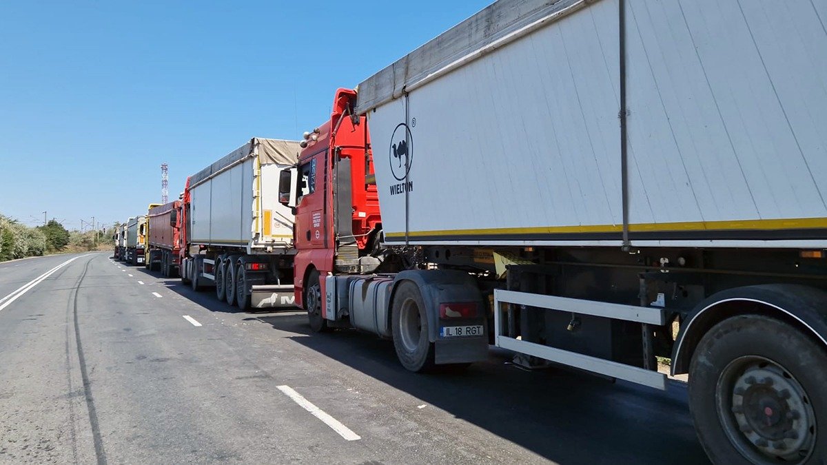 Traficul rutier la frontiera cu Serbia este perturbat din cauza protestelor transportatorilor sârbi, însă circulația în cazul autoturismelor se desfășoară în condiții normale, conform informațiilor transmise de Inspectoratul General al Poliției de Frontieră (IGPF)