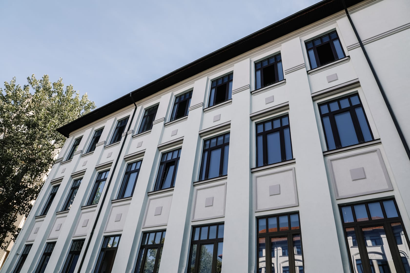 Un liceu de prestigiu din București celebrează ziua lui Mihai Eminescu Astăzi, colegiul de elită din Capitală, ce poartă numele celui mai mare poet român, Mihai Eminescu, marchează o zi specială: aniversarea patronului spiritual