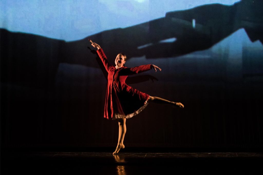 O reinterpretare magică a poveștii „Fetița cu chibrituri”, pe scena Operei Comice pentru Copii Luna ianuarie aduce în atenția publicului mic o versiune inedită a uneia dintre cele mai emoționante povești ale lui Hans Christian Andersen, „Fetița cu chibrituri”