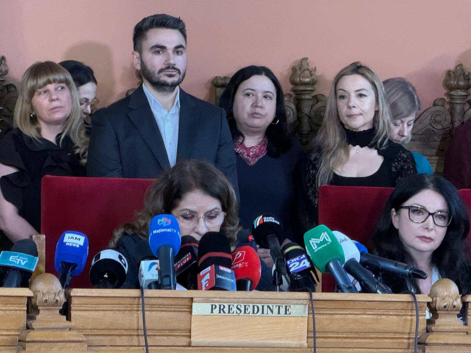 O avocată apropiată de AUR, favorizată de justiție? Proces programat în condiții extrem de favorabile într-un context controversat Situație neobișnuită sau chiar suspectă la Curtea de Apel București, unde avocata Silvia Uscov, cunoscută pentru apropierea sa de partidul extremist AUR, pare să fi beneficiat de o orchestrare atentă în planul judiciar