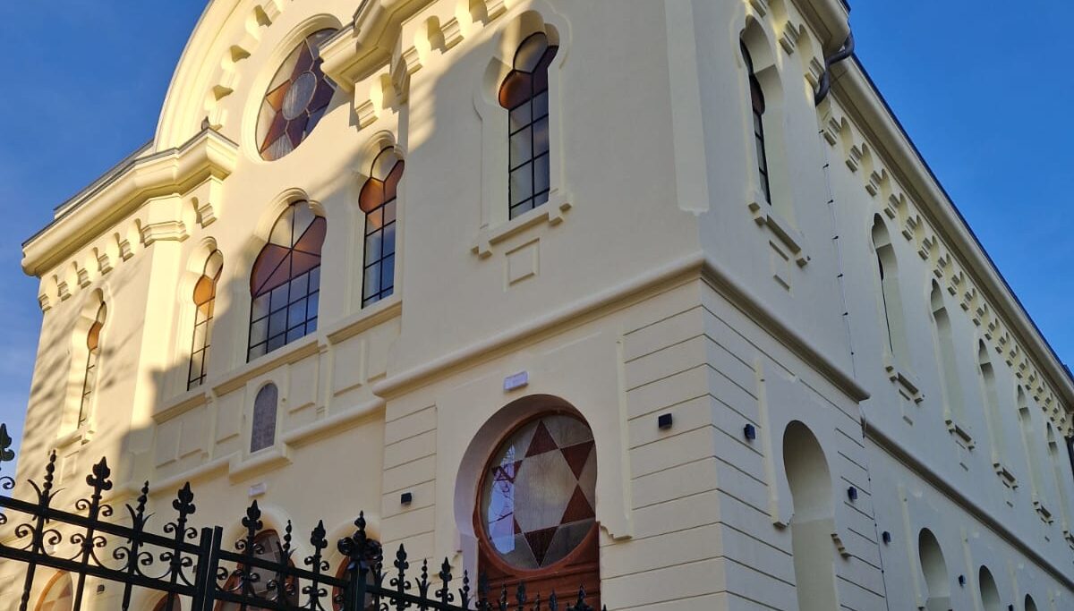 Reabilitarea Sinagogii din Constanța, aproape finalizată după ani de intervenții, în ciuda creșterii costurilor Lucrările de reabilitare a uneia dintre cele mai vechi și importante sinagogi din Constanța sunt aproape de finalizare, la aproape un an după începerea proiectului