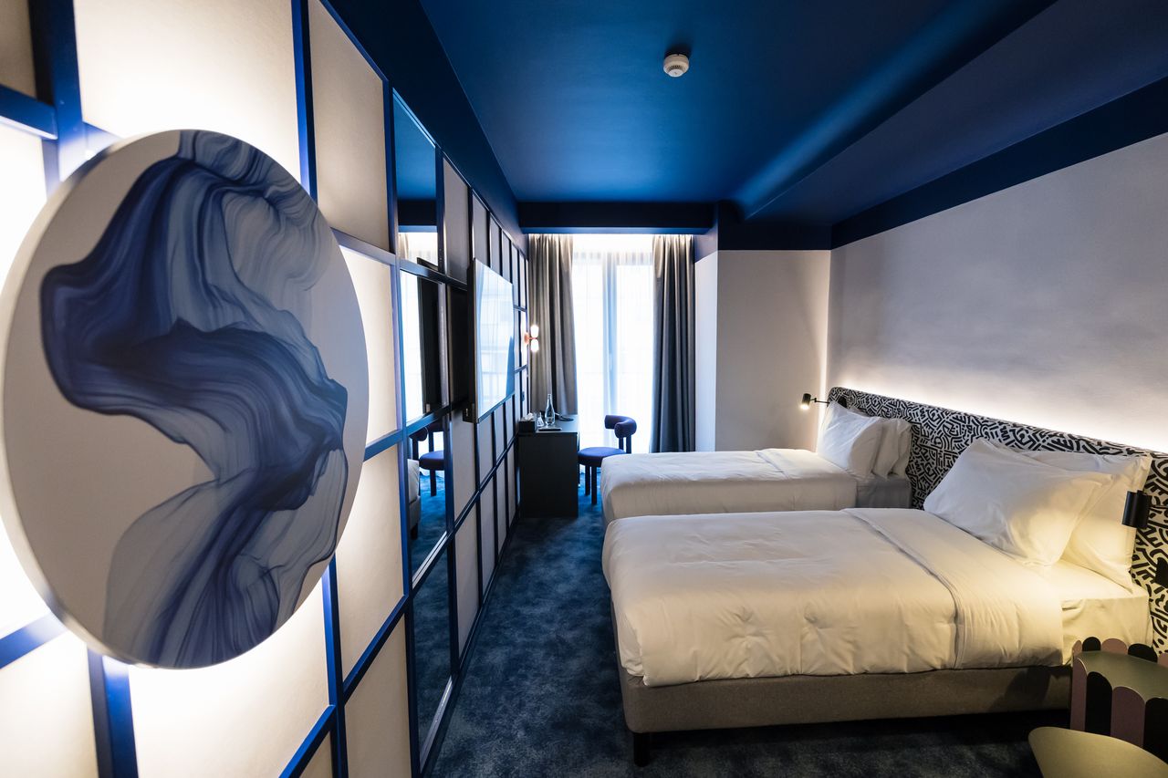 Bucureștiul continuă să se confirme ca o destinație turistică în plină ascensiune, odată cu deschiderea unui nou hotel Mercure în zona Cotroceni Într-un moment în care sectorul turistic din București înregistrează noi recorduri de vizitatori, o veste importantă vine să întărească statutul Capitalei ca un hub principal nu doar pentru afaceri, ci și pentru relaxare și ospitalitate
