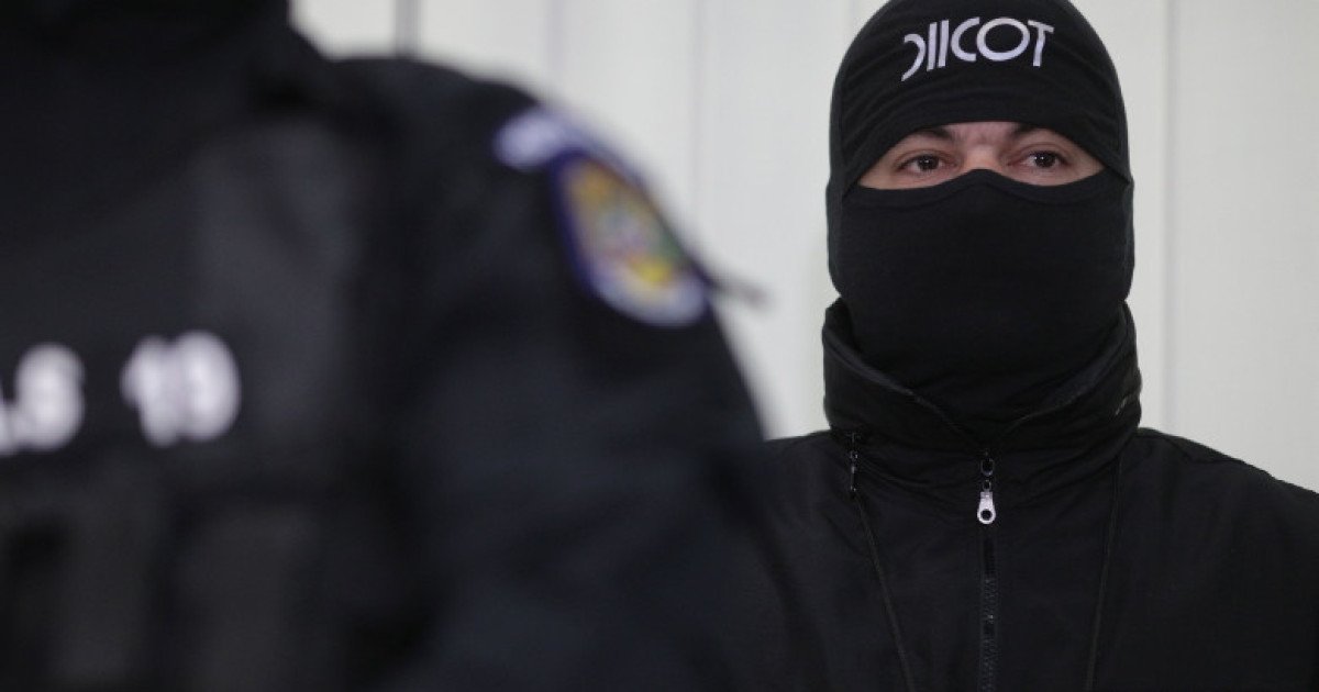 Doi români, audiați într-un dosar de contractare a serviciilor de asasinat Procurorii Direcției de Investigare a Infracțiunilor de Criminalitate Organizată și Terorism (DIICOT) au început cercetările într-un caz șocant care implică un site de internet ce promitea facilitarea contractării de asasini