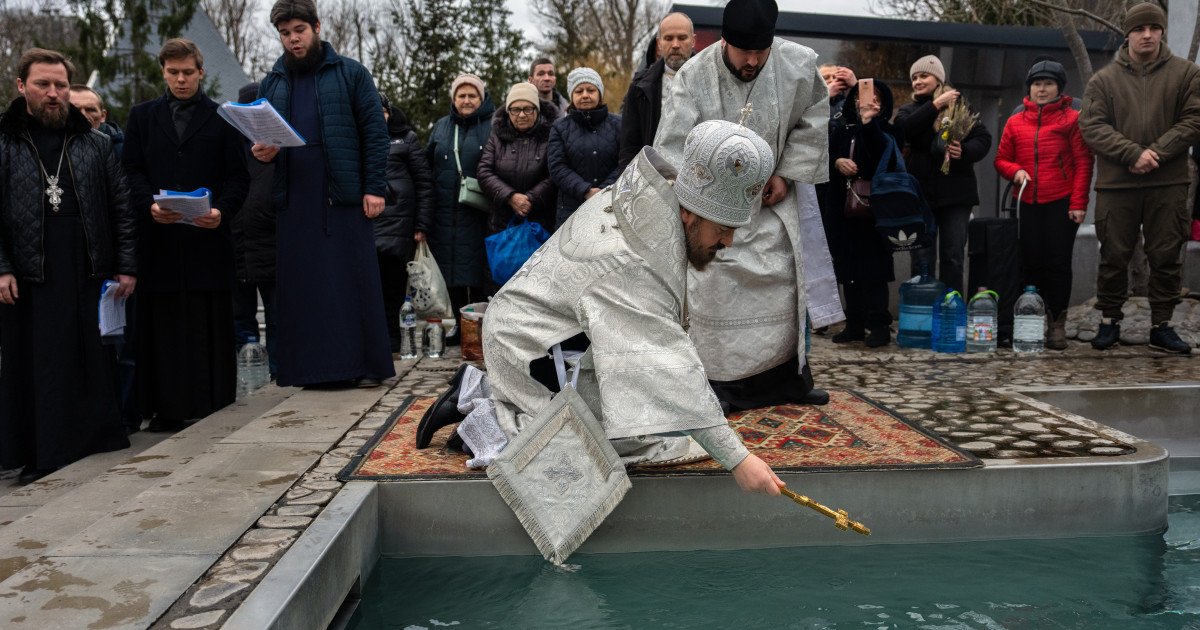 Boboteaza 2026: Tradiții și superstiții de neuitat Boboteaza, sărbătorită anual pe 6 ianuarie, este un moment crucial în calendarul creștin ortodox, marcat de ritualuri profunde și tradiții locale