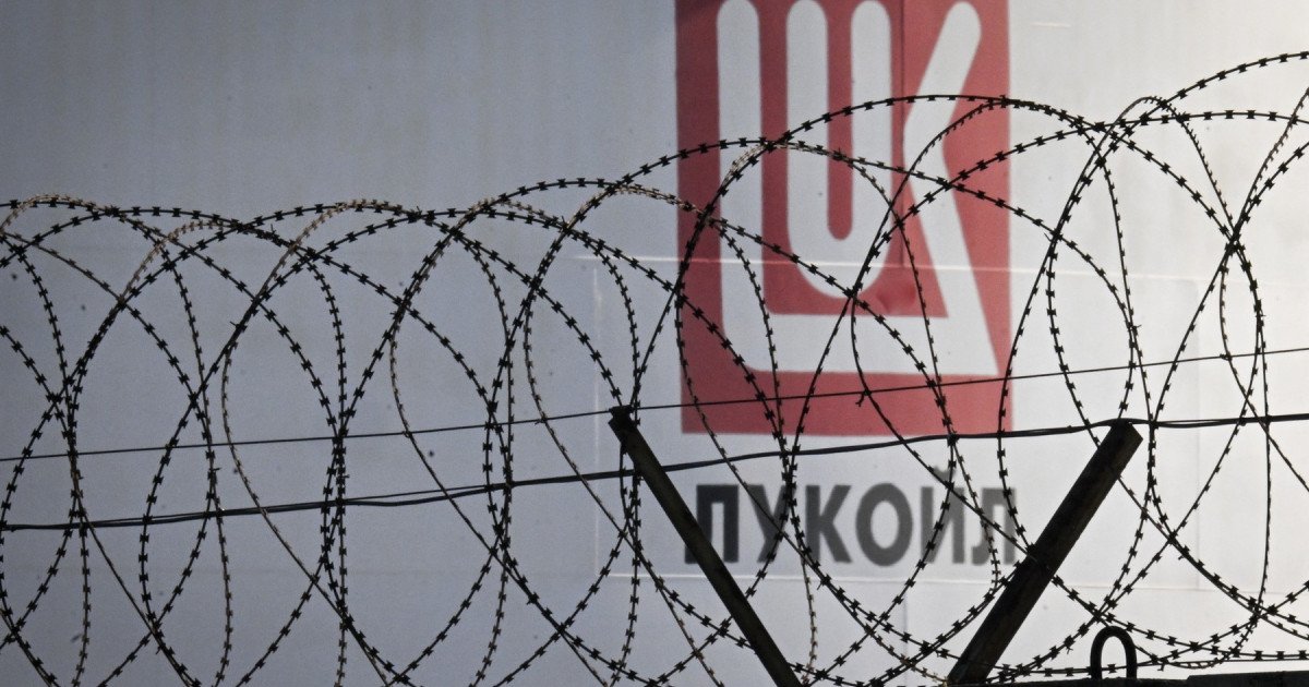 Lukoil vinde activele internaționale: Ce înseamnă pentru România Lukoil, unul dintre cei mai mari producători de petrol din Rusia, a decis să vândă majoritatea activelor sale internaționale, estimate la 22 de miliarde de dolari, către grupul american de capital privat Carlyle