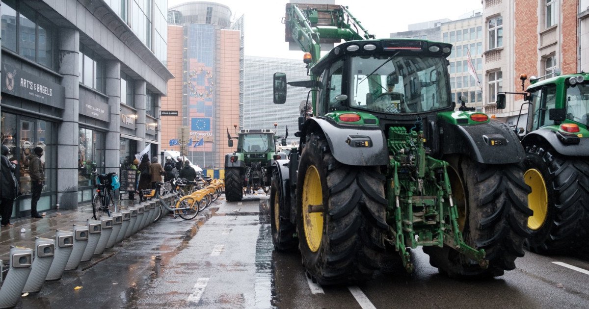 Scandalul Tratatului UE-Mercosur Încins în România: Avantaje și Provocări pentru Agricultură Semnarea tratatului de asociere între Uniunea Europeană și blocul comercial Mercosur a generat controverse majore în România, stârnind reacții vehemente din partea partidelor politice