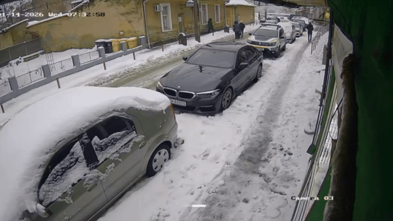 Explozie puternică la sediul Poliției Rutiere din Lugoj: Trei polițiști răniți Miercuri dimineață, o explozie devastatoare a avut loc la sediul Poliției Rutiere din Lugoj, provocând rănirea a trei polițiști, dintre care doi au necesitat transport la spital din cauza arsurilor suferite