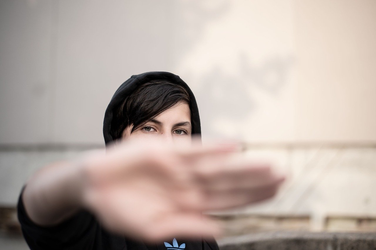 Tensiuni și violență în incinta unui colegiu din Brăila: un elev agresat grav de un minor aflat deja sub control judiciar Un incident violent a zguduit recent mediul școlar din Brăila, stârnind îngrijorare printre părinți, profesor sau autorități locale