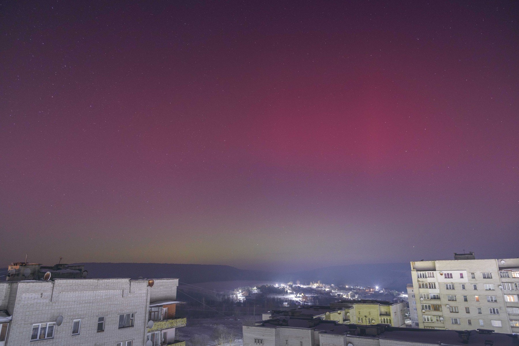 Furtuna solară majoră a generat aurora boreală vizibilă și în România O furtună solară majoră a început să afecteze Terra de luni, provocând perturbări la nivelul rețelelor electrice și satelitare, dar și un spectacol impresionant de aurora boreală, chiar și în zone în care acest fenomen este rar întâlnit