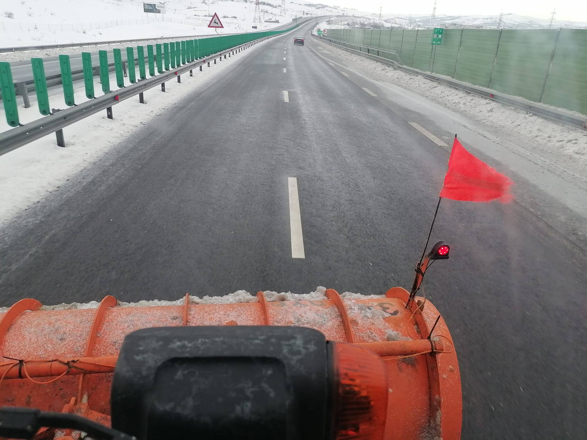 Avertizare privind siguranța rutieră în timpul ninsorilor: Drumurile rămân deschise, dar cu precauție maximă Când iernile din România devin din ce în ce mai severe, autoritățile rămân vigilente în fața provocărilor impuse de condițiile meteo